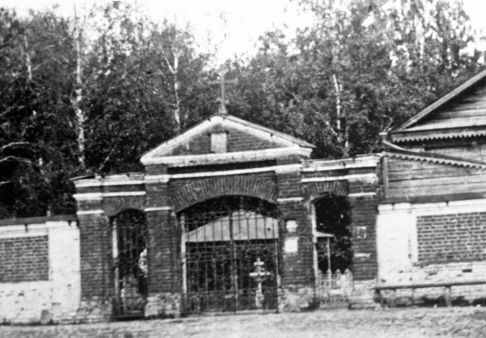 Врата Пятницкого кладбища. Фрагмент фото 1940-х гг.